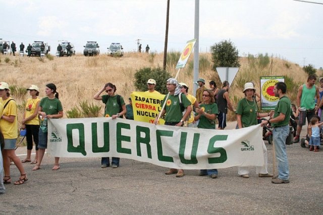 2006, Setembro - A Quercus esteve presente na manifestação organizada por 12 organizações espanholas, pelo encerramento da central nuclear de Almaraz, em Espanha, a cerca de 200 km da fronteira e junto ao Rio Tejo. © QUERCUS